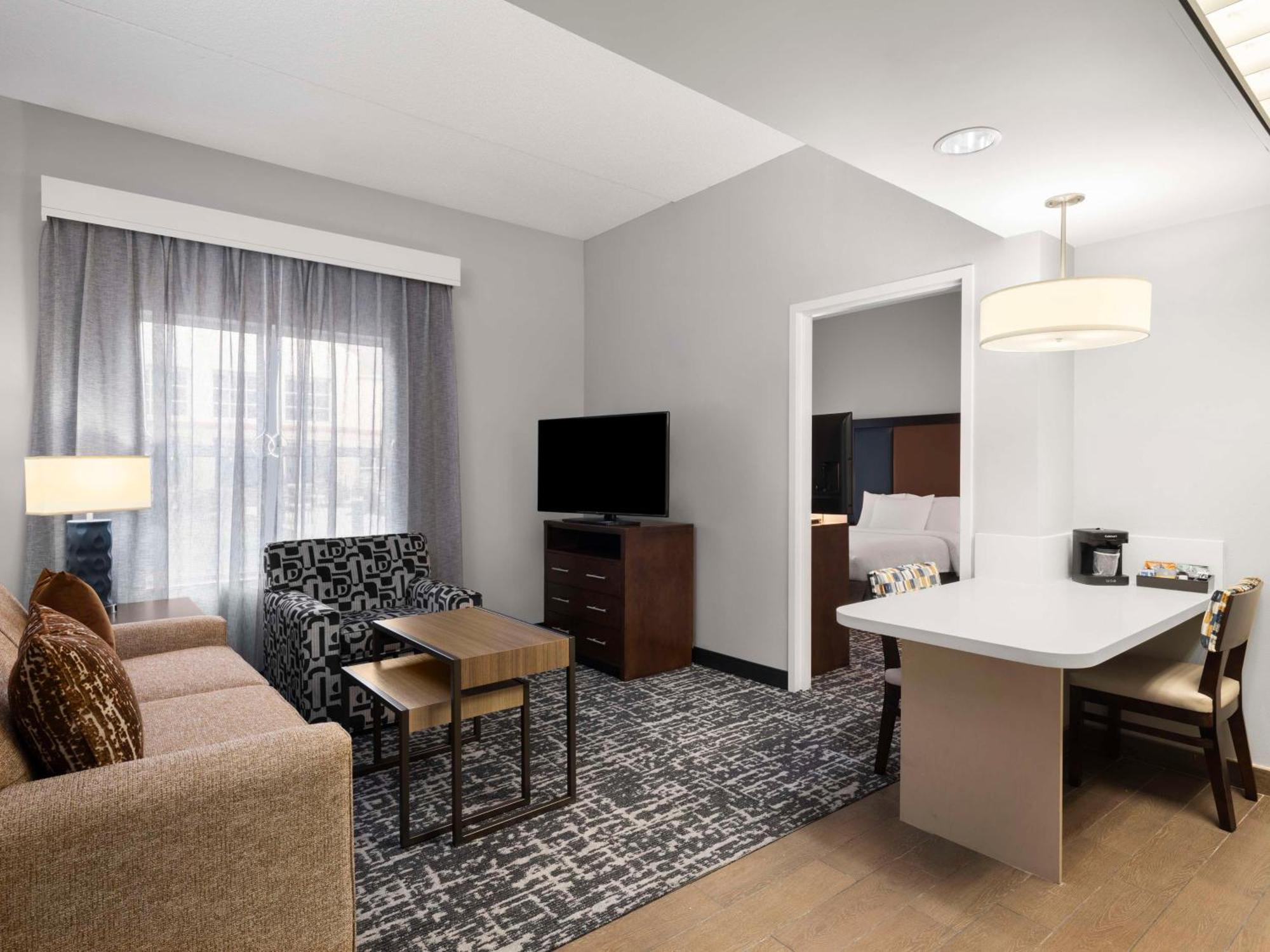 Hotel Homewood - Airport 3*